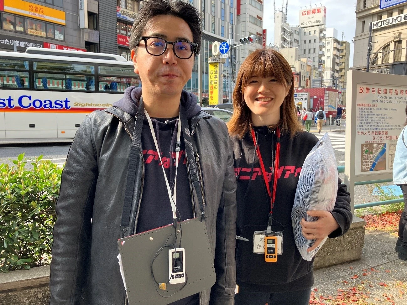 左：代表社員 松澤茂信様　      右：松澤　詩織様 お二人に付けていただいている白色と黄色の機械がイヤホンガイドです。