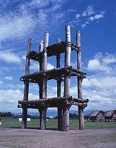 （右）大型掘立柱建物跡