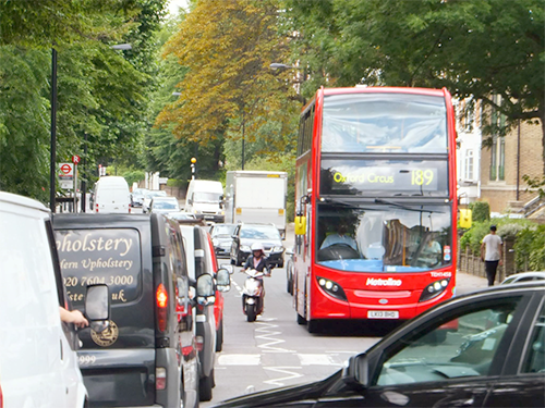 The Beatlesのジャケット写真でおなじみの横断歩道はこのありさま。。。