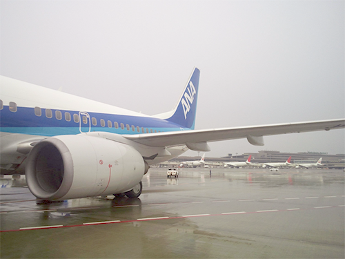 悪夢の添乗出発時、成田空港で飛行機に搭乗する際の１枚