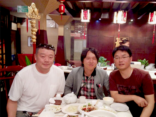 筆者を慰めてくれたドライバーさん<左>とガイドさん<右>