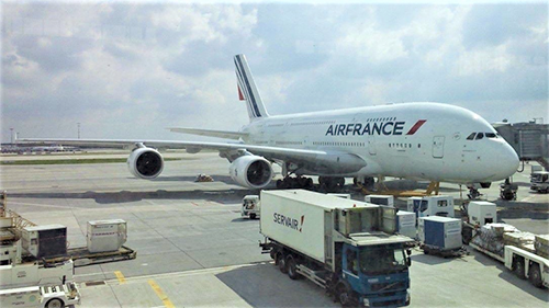 パリシャルルドゴール空港にて。今はなきエールフランス航空のA380型機
